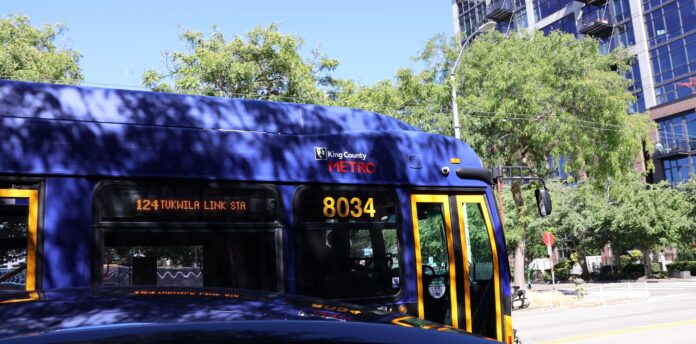 Autobús de King County Metro de la ruta 124 hacia Tukwila circula por una calle de Seattle en agosto de 2026.