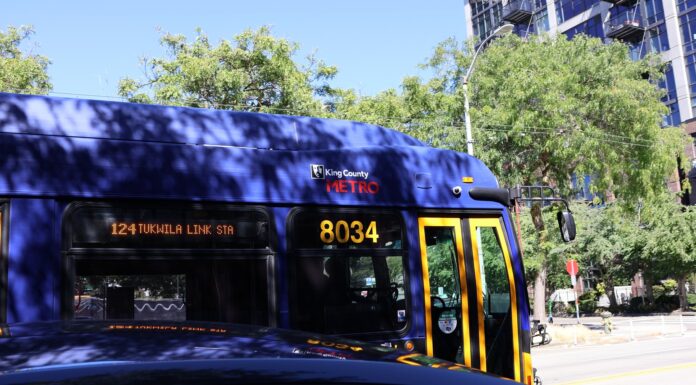 Más autobuses y menos espera: Metro amplía servicio en King County a final del mes Autobús de King County Metro de la ruta 124 hacia Tukwila circula por una calle de Seattle en agosto de 2026.