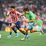 Chivas remonta y vence 2-1 a Seattle Sounders en la Leagues Cup Jugador de Chivas de Guadalajara avanza con el balón mientras un futbolista de Seattle Sounders intenta alcanzarlo durante el partido de la Leagues Cup 2026 en el Lumen Field de Seattle.