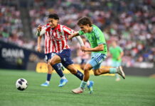 Chivas remonta y vence 2-1 a Seattle Sounders en la Leagues Cup Jugador de Chivas de Guadalajara avanza con el balón mientras un futbolista de Seattle Sounders intenta alcanzarlo durante el partido de la Leagues Cup 2026 en el Lumen Field de Seattle.