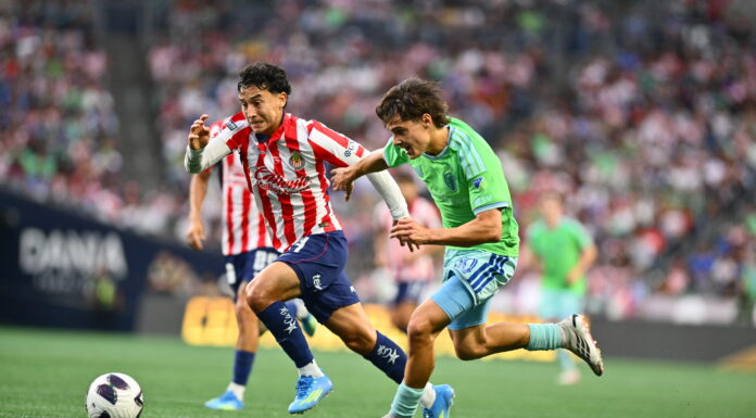 Chivas remonta y vence 2-1 a Seattle Sounders en la Leagues Cup Jugador de Chivas de Guadalajara avanza con el balón mientras un futbolista de Seattle Sounders intenta alcanzarlo durante el partido de la Leagues Cup 2026 en el Lumen Field de Seattle.