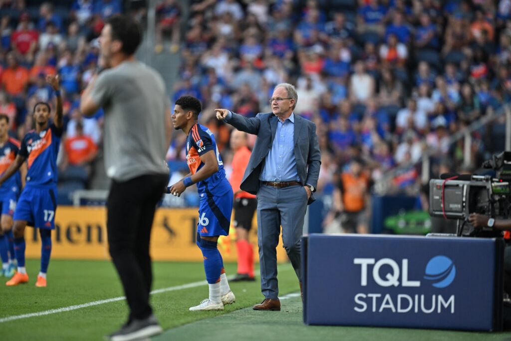 Brian Schmetzer, entrenador de Seattle Sounders FC, da indicaciones desde la línea lateral durante el partido ante FC Cincinnati en el TQL Stadium.