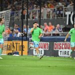 Sounders empatan 1-1 ante FC Cincinnati Kalani Kossa-Rienzi celebra junto a jugadores de Seattle Sounders FC después de anotar el gol del empate ante FC Cincinnati en el TQL Stadium.