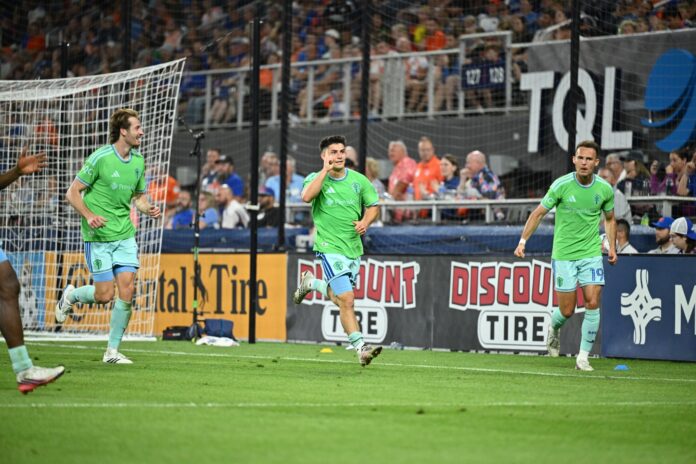 Kalani Kossa-Rienzi celebra el gol del empate ante FC Cincinnati Kalani Kossa-Rienzi celebra junto a jugadores de Seattle Sounders FC después de anotar el gol del empate ante FC Cincinnati en el TQL Stadium.