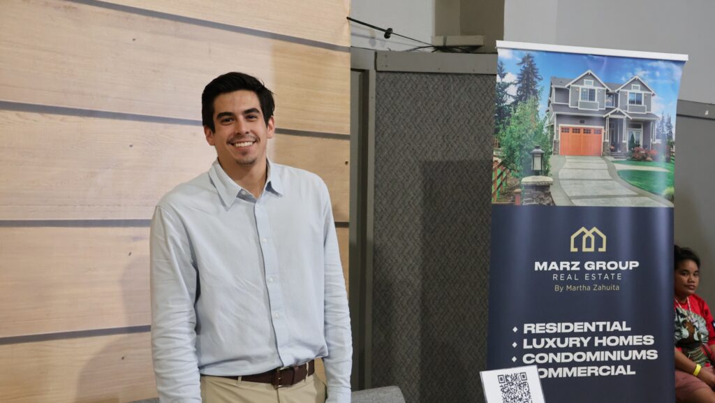 Fernando Zahuita, de Marz Group, durante el evento comunitario de regreso a clases realizado en Silver Creek Family Church en Lynnwood.