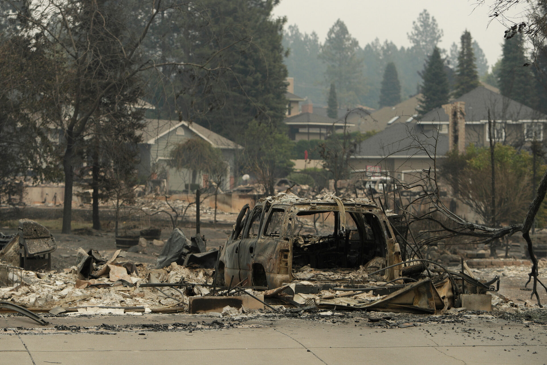 Un vehículo y una estructura se queman en N. Skyline Dr. debido a un incendio forestal, el domingo 2 de agosto de 2026, en Spokane, Wash. (Foto AP/Joven Kwak)
