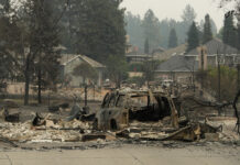 Incendios en Spokane siguen activos; no hay reportes de víctimas. 700 estructuras dañadas Un vehículo y una estructura se queman en N. Skyline Dr. debido a un incendio forestal, el domingo 2 de agosto de 2026, en Spokane, Wash. (Foto AP/Joven Kwak)