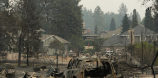 Incendios en Spokane siguen activos; no hay reportes de víctimas. 700 estructuras dañadas Un vehículo y una estructura se queman en N. Skyline Dr. debido a un incendio forestal, el domingo 2 de agosto de 2026, en Spokane, Wash. (Foto AP/Joven Kwak)