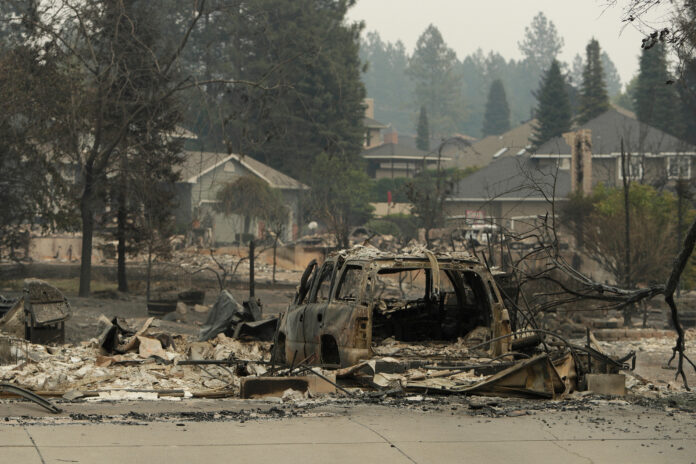 Un vehículo y una estructura se queman en N. Skyline Dr. debido a un incendio forestal, el domingo 2 de agosto de 2026, en Spokane, Wash. (Foto AP/Joven Kwak)