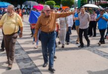 Gobernador mexicano de Sinaloa regresa a su cargo tras haberlo dejado porque EEUU pidió su detención El gobernador del estado de Sinaloa, Rubén Rocha Moya, saluda mientras participa en un simulacro anual de terremoto, el 19 de septiembre de 2024.