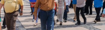 El gobernador del estado de Sinaloa, Rubén Rocha Moya, saluda mientras participa en un simulacro anual de terremoto, el 19 de septiembre de 2024.