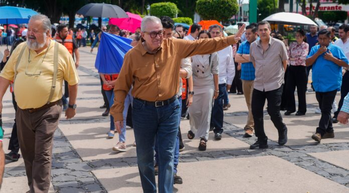 Gobernador mexicano de Sinaloa regresa a su cargo tras haberlo dejado porque EEUU pidió su detención El gobernador del estado de Sinaloa, Rubén Rocha Moya, saluda mientras participa en un simulacro anual de terremoto, el 19 de septiembre de 2024.
