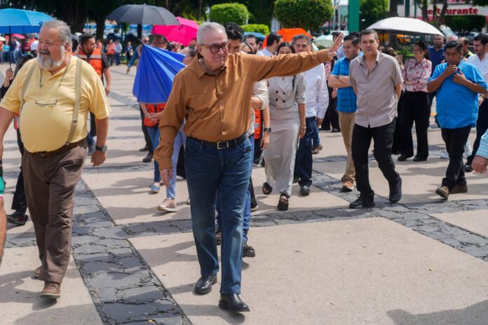 El gobernador del estado de Sinaloa, Rubén Rocha Moya, saluda mientras participa en un simulacro anual de terremoto, el 19 de septiembre de 2024.