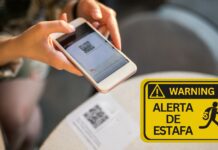 Advierten sobre multas falsas con códigos QR en vehículos Persona escanea con un teléfono un código QR colocado en un aviso, junto a una señal amarilla que advierte sobre una estafa.