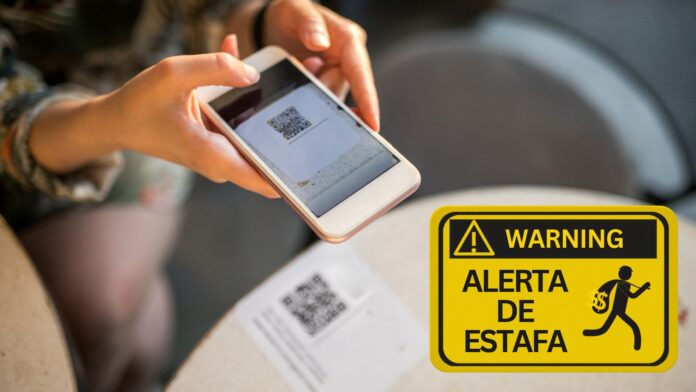Persona escanea con un teléfono un código QR colocado en un aviso, junto a una señal amarilla que advierte sobre una estafa.
