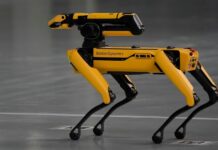 ICE planea comprar “perros» robot para operativos migratorios Un robot de Boston Dynamics se desplaza por el suelo durante una visita para los medios en la planta Hyundai Motor Group Metaplant America, el miércoles 26 de marzo de 2025, en Ellabell, Georgia. (Foto AP/Mike Stewart)
