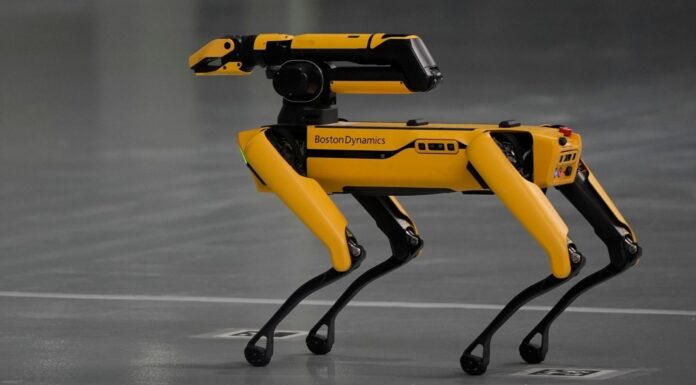 ICE planea comprar “perros» robot para operativos migratorios Un robot de Boston Dynamics se desplaza por el suelo durante una visita para los medios en la planta Hyundai Motor Group Metaplant America, el miércoles 26 de marzo de 2025, en Ellabell, Georgia. (Foto AP/Mike Stewart)