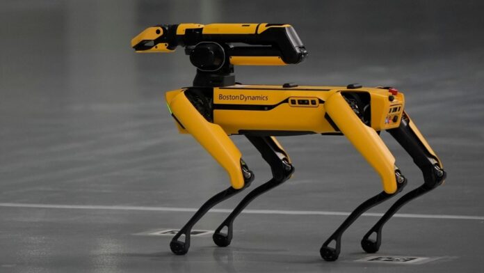 Boston Dynamics robot Un robot de Boston Dynamics se desplaza por el suelo durante una visita para los medios en la planta Hyundai Motor Group Metaplant America, el miércoles 26 de marzo de 2025, en Ellabell, Georgia. (Foto AP/Mike Stewart)