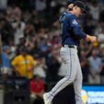 Cerveceros aplastan 22-0 a Marineros e igualan récord histórico Bryce Miller, lanzador de los Marineros de Seattle, reacciona en el campo tras permitir un jonrón de tres carreras ante los Cerveceros de Milwaukee el 18 de agosto de 2026.