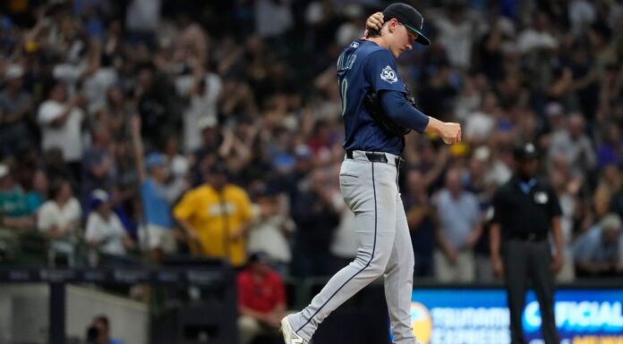 Cerveceros aplastan 22-0 a Marineros e igualan récord histórico Bryce Miller, lanzador de los Marineros de Seattle, reacciona en el campo tras permitir un jonrón de tres carreras ante los Cerveceros de Milwaukee el 18 de agosto de 2026.