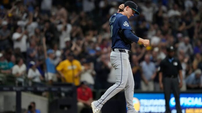 Bryce Miller, lanzador de los Marineros de Seattle, reacciona en el campo tras permitir un jonrón de tres carreras ante los Cerveceros de Milwaukee el 18 de agosto de 2026.