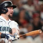 Cal Raleigh pega 3 jonrones y Marineros cortan racha de 9 triunfos de Filis con 9-2 Cal Raleigh, de los Marineros de Seattle, sigue el vuelo de la pelota de un cuadrangular solitario en el juego de béisbol de Grandes Ligas contra los Filis de Filadelfia, durante la séptima entrada, el lunes 24 de agosto de 2026, en Seattle.