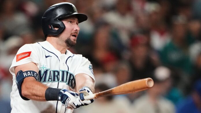 Cal Raleigh Cal Raleigh, de los Marineros de Seattle, sigue el vuelo de la pelota de un cuadrangular solitario en el juego de béisbol de Grandes Ligas contra los Filis de Filadelfia, durante la séptima entrada, el lunes 24 de agosto de 2026, en Seattle.
