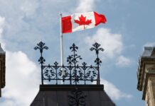 Canadá desafía a Trump: el mundo observa quién se echa para atrás primero Bandera de Canadá ondea frente al Parlamento en Ottawa, el sábado 22 de agosto de 2026.