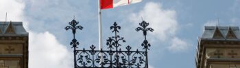 Bandera de Canadá ondea frente al Parlamento en Ottawa, el sábado 22 de agosto de 2026.