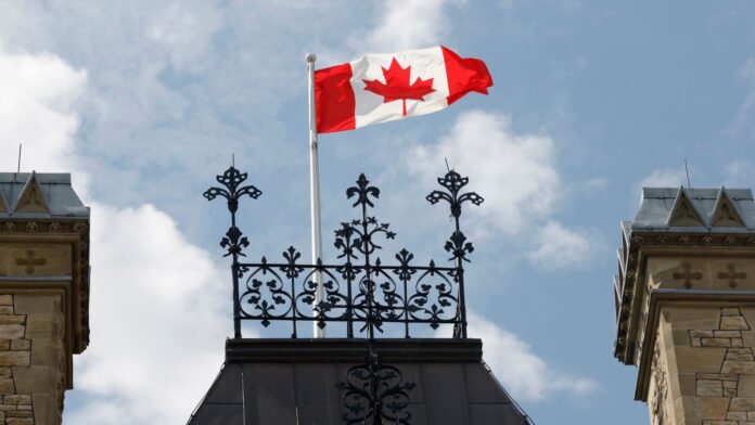 Bandera de Canadá ondea frente al Parlamento en Ottawa, el sábado 22 de agosto de 2026.