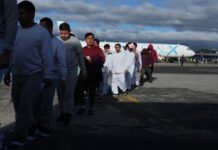 EE.UU. deporta a miles de mexicanos vía Guatemala y Honduras Guatemaltecos deportados de Estados Unidos bajan de un vuelo de repatriación en el aeropuerto La Aurora de Ciudad de Guatemala.