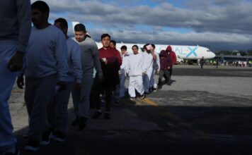 EE.UU. deporta a miles de mexicanos vía Guatemala y Honduras Guatemaltecos deportados de Estados Unidos bajan de un vuelo de repatriación en el aeropuerto La Aurora de Ciudad de Guatemala.