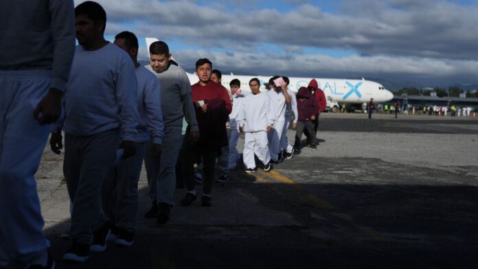 Guatemaltecos deportados de Estados Unidos bajan de un vuelo de repatriación en el aeropuerto La Aurora de Ciudad de Guatemala.