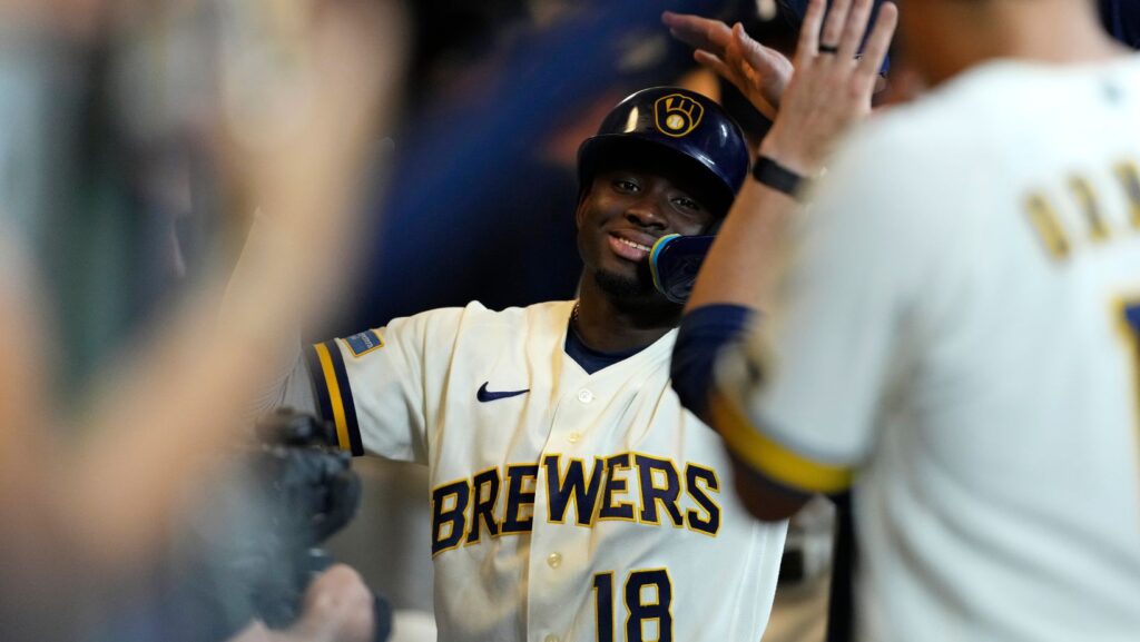 Luis Lara, jugador venezolano de los Cerveceros de Milwaukee, celebra en la cueva tras conectar un jonrón de tres carreras ante los Marineros de Seattle el 18 de agosto de 2026.