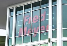 Fred Meyer cerrará otra tienda en Tacoma y afectará a unos 100 trabajadores Fachada de una tienda Fred Meyer con la entrada principal y comercios ubicados en el mismo centro comercial.