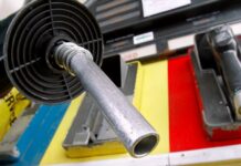 Si te parece cara la gasolina, espera a que veas lo que pagan en esta comunidad de Alaska El alto costo del transporte ha elevado el precio del galón de gasolina en una remota comunidad de Alaska, convirtiéndola en la más cara de los Estados Unidos.