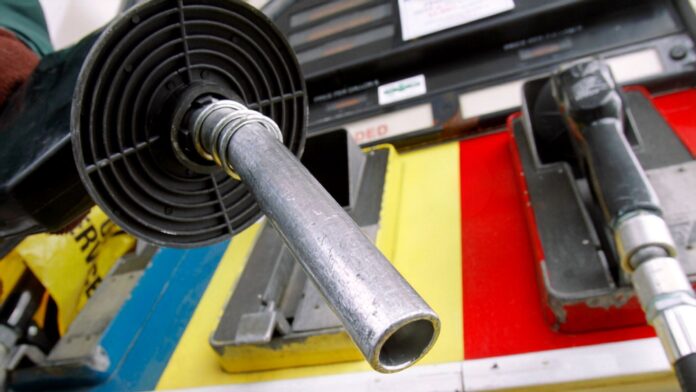 Gasolina en Shungnak Alaska El alto costo del transporte ha elevado el precio del galón de gasolina en una remota comunidad de Alaska, convirtiéndola en la más cara de los Estados Unidos.