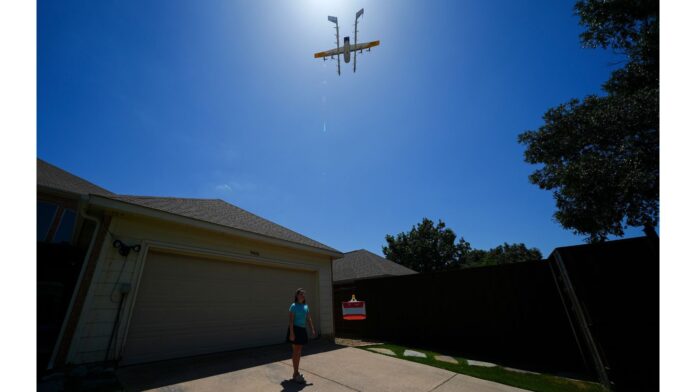 Drone delivery drop off Julep Toth, de 9 años, espera a que un dron deje una entrega en su casa el jueves 31 de julio de 2025 en Frisco, Texas. (Foto AP/Julio Cortez)