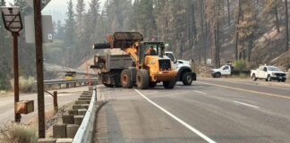 SR 291 reabre tras más de una semana de cierres por los incendios de Spokane Maquinaria trabaja en la remoción de árboles peligrosos en la SR 291.