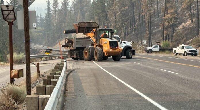 SR 291 reabre tras más de una semana de cierres por los incendios de Spokane Maquinaria trabaja en la remoción de árboles peligrosos en la SR 291.