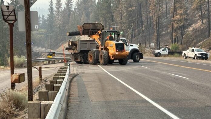 SR 291 cerca de Nine Mile Falls Maquinaria trabaja en la remoción de árboles peligrosos en la SR 291.