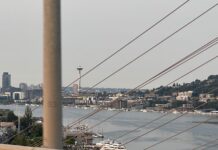 Alerta por mala calidad del aire en varios condados mientras aumenta el calor en WA Vista panorámica de Seattle con la Space Needle al fondo, parcialmente cubierta por una capa de humo proveniente de los incendios forestales, lo que reduce la visibilidad y evidencia el deterioro de la calidad del aire.