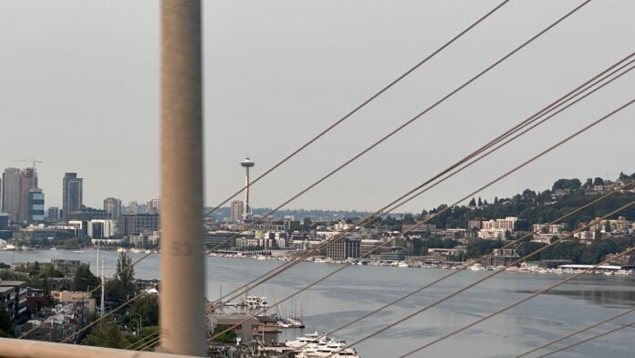 Mala calidad del aire Vista panorámica de Seattle con la Space Needle al fondo, parcialmente cubierta por una capa de humo proveniente de los incendios forestales, lo que reduce la visibilidad y evidencia el deterioro de la calidad del aire.