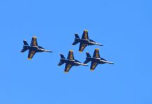 Blue Angels cancelan exhibición del sábado en Seafair por fuertes vientos Los Blue Angels sobrevuelan Seattle el viernes 31 de julio de 2026