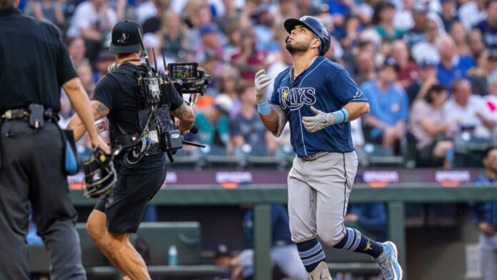 El mexicano Jonathan Aranda, de los Rays de Tampa Bay, recorre las almohadillas luego de batear un jonrón ante los Marineros de Seattle, el viernes 7 de agosto de 2026 (AP Foto/Stephen Brashear)