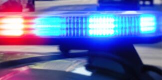 Conductor detenido, pasajero bajo custodia de ICE tras embestir tres vehículos en WA Luces de emergencia rojas y azules encendidas sobre un vehículo policial.