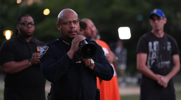Renuncia del jefe policial de Seattle destapa problemas con el IRS, con la alcandesa y varias ausencias
