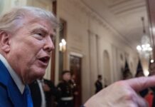 Qué saber del nuevo intento de Trump de limitar la ciudadanía por nacimiento Aun así, se prevé que algunas de las restricciones anunciadas por la Casa Blanca enfrenten impugnaciones jurídicas. La 14ª Enmienda constitucional, que convierte en ciudadano a cualquiera que nazca en el país, y dos decisiones posteriores de la Corte Suprema que la interpretan ofrecen directrices que ya excluyen ciertos nacimientos de recibir el beneficio de la ciudadanía. El nuevo intento de Trump de restringir la ciudadanía por nacimiento, incluso después de la derrota en el máximo tribunal, subraya el impulso del gobierno por limitar quién puede convertirse en estadounidense. Nuevas categorías de restricciones a obtener la ciudadanía La ciudadanía por nacimiento está garantizada por la ley vigente para cualquiera que nazca en suelo de Estados Unidos, con algunas excepciones. La orden ejecutiva difundida el jueves fue de alcance más limitado que la anterior anulada por la Corte Suprema, y parecía centrarse en restringir la ciudadanía automática a categorías específicas de personas, incluidos los niños nacidos de adultos con vínculos con embajadas u organizaciones extranjeras, así como cualquiera considerado un “enemigo extranjero” de Estados Unidos. La ley de inmigración estadounidense establece que los bebés nacidos de un “funcionario diplomático extranjero acreditado ante Estados Unidos” no tienen derecho a la ciudadanía por nacimiento en virtud de la Constitución, incluidos embajadores, ministros, encargados de negocios, consejeros, secretarios y agregados de embajadas y legaciones, y miembros de la Delegación de la Comisión de las Comunidades Europeas. Las órdenes de Trump del jueves ampliarían drásticamente esas exenciones. Una orden descalifica a los bebés que sean producto del “turismo de parto”. La otra se aplica a los hijos de cualquiera que trabaje en una embajada extranjera o represente a un gobierno extranjero, así como a empleados de Naciones Unidas u otras organizaciones internacionales. También quedan excluidos los hijos de padres vinculados a grupos que se consideran organizaciones terroristas, tales como Antifa o el Tren de Aragua. “¿Cómo va a decidir el gobierno federal que un niño ha nacido de un miembro de una organización terrorista designada?”, preguntó César Cuauhtémoc García Hernández, profesor de derecho en la Universidad Estatal de Ohio. “Estas no son organizaciones que estén compartiendo listas de miembros, si es que siquiera las tienen”. La ciudadanía a través de la gestación subrogada se ha convertido en una preocupación para legisladores republicanos, algunos de los cuales propusieron este año un proyecto de ley que restringiría la ciudadanía para hijos de padres no ciudadanos nacidos mediante vientres de alquiler en Estados Unidos. García Hernández señaló que cree que la nueva orden ejecutiva que aborda la gestación subrogada podría ser fuente de nuevas preguntas jurídicas. “Ni la 14ª Enmienda ni ninguna de las decisiones de la Corte Suprema sobre cómo interpretar la 14ª Enmienda menciona o insinúa algo sobre los vientres de alquiler”, explicó el profesor de derecho. Preguntas sobre la magnitud del turismo de parto La orden ejecutiva de Trump define el turismo de parto como alguien que entra a Estados Unidos con una “visa de no inmigrante con el propósito de dar a luz en suelo estadounidense”. El turismo de parto ya se considera fraude y motivo para restringir una visa si alguien la solicita específicamente para ir a Estados Unidos y obtener la ciudadanía para un hijo. Algunos activistas señalaron que la orden ejecutiva les daría a los agentes de inmigración discrecionalidad para negar la entrada a mujeres embarazadas sospechosas de querer dar a luz en Estados Unidos, sin ofrecer directrices claramente definidas. El presidente no ofreció datos que indiquen la magnitud del problema, pero declaró el jueves: “Se los digo ahora mismo, cientos de miles, ¿ok? Cientos de miles”. Aunque no hay un cálculo oficial de cuántos nacimientos pueden considerarse casos de “turismo de parto”, algunos expertos dicen que la aproximación de Trump es exagerada. “Los cientos de miles simplemente parecen una sobreestimación basada en el tipo de datos limitados que tenemos disponibles”, comentó Colleen Putzel-Kavanaugh, analista asociada de políticas en el Migration Policy Institute, un centro apartidista de investigación que busca mejorar las políticas de inmigración e integración. Datos de los Centros para el Control y la Prevención de Enfermedades muestran que en 2024 casi 9.600 niños nacieron de madres extranjeras que tenían una dirección oficial fuera del país. Otra estimación del Center for Immigration Studies, un centro de estudios que aboga por una menor inmigración, calculó que entre 20.000 y 26.000 turistas de parto llegan a Estados Unidos cada año. Facilitadores del turismo de parto, en la mira La orden presenta una acusación amplia contra los “operadores de turismo de parto”, sin aportar evidencia de cuán extendidos están ni de cómo o por qué cualquier persona acusada de usar sus servicios quedaría exenta de la protección constitucional. Esos empeños tampoco son nuevos. Gobiernos anteriores también han buscado procesar las estratagemas de “turismo de parto” que ayudaban a mujeres a ocultar sus embarazos mientras viajaban a Estados Unidos para dar a luz. “Los operadores de turismo de parto usan anuncios engañosos e incentivos para atraer a extranjeros a viajar a Estados Unidos con el propósito de dar a luz en suelo estadounidense”, dice la orden. “Prometen ciudadanía; acceso a prestaciones públicas; y estancias de corto plazo en instalaciones especializadas, hoteles o alquileres, pero a menudo no cumplen esas promesas. Estos operadores instruyen a sus clientes para que tergiversen el propósito y la duración de su viaje ante funcionarios consulares y fronterizos, con el fin de obtener visas que autoricen la entrada a Estados Unidos”, agrega. El Partido Republicano ha acogido la misión. A finales de julio, la oficina del fiscal general en Texas anunció una “investigación exhaustiva” sobre posibles planes ilegales de turismo de parto después de que algunos hospitales del sur de Texas publicitaran servicios de parto en México. Se prevén impugnaciones jurídicas Al preguntársele el jueves sobre cómo sus órdenes superarían el escrutinio de la Corte Suprema cuando su último intento fracasó, Trump remitió al secretario de personal de la Casa Blanca, Will Scharf, quien, al igual que su jefe, lanzó alertas sobre el “turismo de parto”. Scharf enfatizó la discrecionalidad consular para otorgar visas. “Lo que estamos haciendo es tomar medios validados legalmente que están claramente a nuestro alcance y dirigirlos a esta industria del turismo de parto. No hay absolutamente nada aquí que contravenga ninguno de los fallos de la Corte Suprema sobre el tema”, sostuvo Scharf. Activistas opuestos a los cambios propuestos dijeron creer que la enmienda constitucional y las decisiones de la Corte Suprema volverán a frenar los empeños del gobierno por restringir la ciudadanía por nacimiento. “En resumen, la Corte Suprema ya examinó la petición del gobierno de Trump de reescribir la Constitución y la rechazó”, manifestó Cody Wofsy, subdirector del Proyecto de Derechos de los Inmigrantes de la Unión Americana por las Libertades Civiles. “La ciudadanía por nacimiento está garantizada por la 14ª Enmienda, y ninguna cantidad de órdenes ejecutivas va a cambiar eso”, sentenció. ___ La periodista de The Associated Press Melissa Goldin contribuyó a este despacho. ___ Esta historia fue traducida del inglés por un editor de AP con la ayuda de una herramienta de inteligencia artificial generativa. Slide 1 of 1 Previous Next El presidente Donald Trump conversa con la prensa al retirarse de un evento para atletas olímpicos, entrenadores, personal y representantes del equipo de Estados Unidos, en el Salón Este de la Casa Blanca, el jueves 6 de agosto de 2026, en Washington. (AP Foto/Alex Brandon)