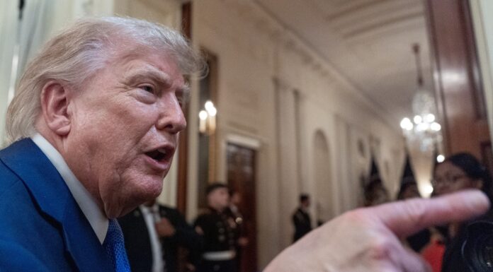 Qué saber del nuevo intento de Trump de limitar la ciudadanía por nacimiento Aun así, se prevé que algunas de las restricciones anunciadas por la Casa Blanca enfrenten impugnaciones jurídicas. La 14ª Enmienda constitucional, que convierte en ciudadano a cualquiera que nazca en el país, y dos decisiones posteriores de la Corte Suprema que la interpretan ofrecen directrices que ya excluyen ciertos nacimientos de recibir el beneficio de la ciudadanía. El nuevo intento de Trump de restringir la ciudadanía por nacimiento, incluso después de la derrota en el máximo tribunal, subraya el impulso del gobierno por limitar quién puede convertirse en estadounidense. Nuevas categorías de restricciones a obtener la ciudadanía La ciudadanía por nacimiento está garantizada por la ley vigente para cualquiera que nazca en suelo de Estados Unidos, con algunas excepciones. La orden ejecutiva difundida el jueves fue de alcance más limitado que la anterior anulada por la Corte Suprema, y parecía centrarse en restringir la ciudadanía automática a categorías específicas de personas, incluidos los niños nacidos de adultos con vínculos con embajadas u organizaciones extranjeras, así como cualquiera considerado un “enemigo extranjero” de Estados Unidos. La ley de inmigración estadounidense establece que los bebés nacidos de un “funcionario diplomático extranjero acreditado ante Estados Unidos” no tienen derecho a la ciudadanía por nacimiento en virtud de la Constitución, incluidos embajadores, ministros, encargados de negocios, consejeros, secretarios y agregados de embajadas y legaciones, y miembros de la Delegación de la Comisión de las Comunidades Europeas. Las órdenes de Trump del jueves ampliarían drásticamente esas exenciones. Una orden descalifica a los bebés que sean producto del “turismo de parto”. La otra se aplica a los hijos de cualquiera que trabaje en una embajada extranjera o represente a un gobierno extranjero, así como a empleados de Naciones Unidas u otras organizaciones internacionales. También quedan excluidos los hijos de padres vinculados a grupos que se consideran organizaciones terroristas, tales como Antifa o el Tren de Aragua. “¿Cómo va a decidir el gobierno federal que un niño ha nacido de un miembro de una organización terrorista designada?”, preguntó César Cuauhtémoc García Hernández, profesor de derecho en la Universidad Estatal de Ohio. “Estas no son organizaciones que estén compartiendo listas de miembros, si es que siquiera las tienen”. La ciudadanía a través de la gestación subrogada se ha convertido en una preocupación para legisladores republicanos, algunos de los cuales propusieron este año un proyecto de ley que restringiría la ciudadanía para hijos de padres no ciudadanos nacidos mediante vientres de alquiler en Estados Unidos. García Hernández señaló que cree que la nueva orden ejecutiva que aborda la gestación subrogada podría ser fuente de nuevas preguntas jurídicas. “Ni la 14ª Enmienda ni ninguna de las decisiones de la Corte Suprema sobre cómo interpretar la 14ª Enmienda menciona o insinúa algo sobre los vientres de alquiler”, explicó el profesor de derecho. Preguntas sobre la magnitud del turismo de parto La orden ejecutiva de Trump define el turismo de parto como alguien que entra a Estados Unidos con una “visa de no inmigrante con el propósito de dar a luz en suelo estadounidense”. El turismo de parto ya se considera fraude y motivo para restringir una visa si alguien la solicita específicamente para ir a Estados Unidos y obtener la ciudadanía para un hijo. Algunos activistas señalaron que la orden ejecutiva les daría a los agentes de inmigración discrecionalidad para negar la entrada a mujeres embarazadas sospechosas de querer dar a luz en Estados Unidos, sin ofrecer directrices claramente definidas. El presidente no ofreció datos que indiquen la magnitud del problema, pero declaró el jueves: “Se los digo ahora mismo, cientos de miles, ¿ok? Cientos de miles”. Aunque no hay un cálculo oficial de cuántos nacimientos pueden considerarse casos de “turismo de parto”, algunos expertos dicen que la aproximación de Trump es exagerada. “Los cientos de miles simplemente parecen una sobreestimación basada en el tipo de datos limitados que tenemos disponibles”, comentó Colleen Putzel-Kavanaugh, analista asociada de políticas en el Migration Policy Institute, un centro apartidista de investigación que busca mejorar las políticas de inmigración e integración. Datos de los Centros para el Control y la Prevención de Enfermedades muestran que en 2024 casi 9.600 niños nacieron de madres extranjeras que tenían una dirección oficial fuera del país. Otra estimación del Center for Immigration Studies, un centro de estudios que aboga por una menor inmigración, calculó que entre 20.000 y 26.000 turistas de parto llegan a Estados Unidos cada año. Facilitadores del turismo de parto, en la mira La orden presenta una acusación amplia contra los “operadores de turismo de parto”, sin aportar evidencia de cuán extendidos están ni de cómo o por qué cualquier persona acusada de usar sus servicios quedaría exenta de la protección constitucional. Esos empeños tampoco son nuevos. Gobiernos anteriores también han buscado procesar las estratagemas de “turismo de parto” que ayudaban a mujeres a ocultar sus embarazos mientras viajaban a Estados Unidos para dar a luz. “Los operadores de turismo de parto usan anuncios engañosos e incentivos para atraer a extranjeros a viajar a Estados Unidos con el propósito de dar a luz en suelo estadounidense”, dice la orden. “Prometen ciudadanía; acceso a prestaciones públicas; y estancias de corto plazo en instalaciones especializadas, hoteles o alquileres, pero a menudo no cumplen esas promesas. Estos operadores instruyen a sus clientes para que tergiversen el propósito y la duración de su viaje ante funcionarios consulares y fronterizos, con el fin de obtener visas que autoricen la entrada a Estados Unidos”, agrega. El Partido Republicano ha acogido la misión. A finales de julio, la oficina del fiscal general en Texas anunció una “investigación exhaustiva” sobre posibles planes ilegales de turismo de parto después de que algunos hospitales del sur de Texas publicitaran servicios de parto en México. Se prevén impugnaciones jurídicas Al preguntársele el jueves sobre cómo sus órdenes superarían el escrutinio de la Corte Suprema cuando su último intento fracasó, Trump remitió al secretario de personal de la Casa Blanca, Will Scharf, quien, al igual que su jefe, lanzó alertas sobre el “turismo de parto”. Scharf enfatizó la discrecionalidad consular para otorgar visas. “Lo que estamos haciendo es tomar medios validados legalmente que están claramente a nuestro alcance y dirigirlos a esta industria del turismo de parto. No hay absolutamente nada aquí que contravenga ninguno de los fallos de la Corte Suprema sobre el tema”, sostuvo Scharf. Activistas opuestos a los cambios propuestos dijeron creer que la enmienda constitucional y las decisiones de la Corte Suprema volverán a frenar los empeños del gobierno por restringir la ciudadanía por nacimiento. “En resumen, la Corte Suprema ya examinó la petición del gobierno de Trump de reescribir la Constitución y la rechazó”, manifestó Cody Wofsy, subdirector del Proyecto de Derechos de los Inmigrantes de la Unión Americana por las Libertades Civiles. “La ciudadanía por nacimiento está garantizada por la 14ª Enmienda, y ninguna cantidad de órdenes ejecutivas va a cambiar eso”, sentenció. ___ La periodista de The Associated Press Melissa Goldin contribuyó a este despacho. ___ Esta historia fue traducida del inglés por un editor de AP con la ayuda de una herramienta de inteligencia artificial generativa. Slide 1 of 1 Previous Next El presidente Donald Trump conversa con la prensa al retirarse de un evento para atletas olímpicos, entrenadores, personal y representantes del equipo de Estados Unidos, en el Salón Este de la Casa Blanca, el jueves 6 de agosto de 2026, en Washington. (AP Foto/Alex Brandon)