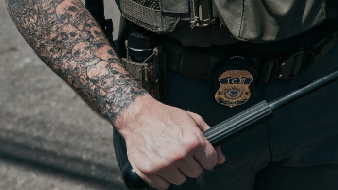 Agente ICE calaveras
